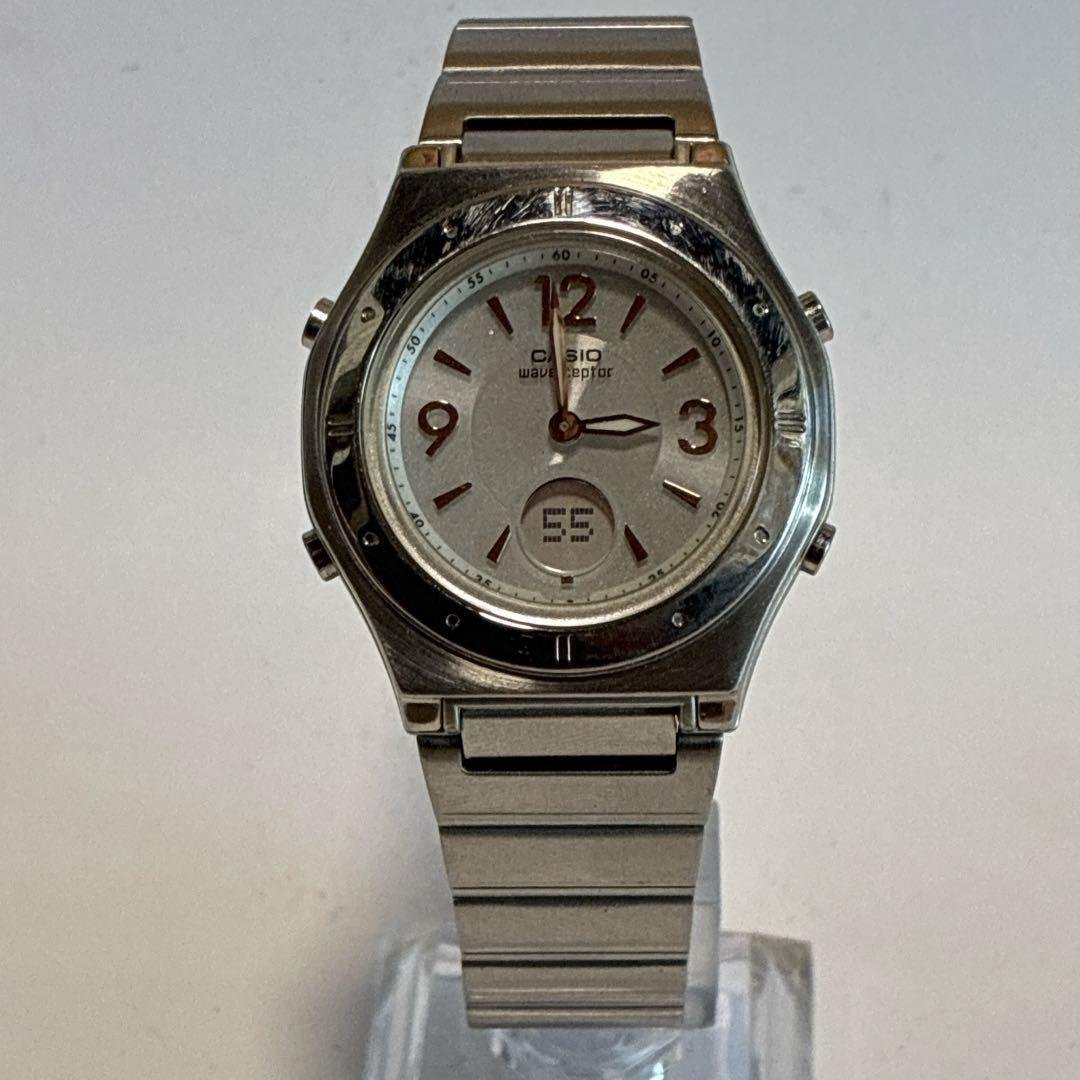 Beautiful, working condition CASIO ladies' watch, radio-controlled solar powered, with second hand and digital display.